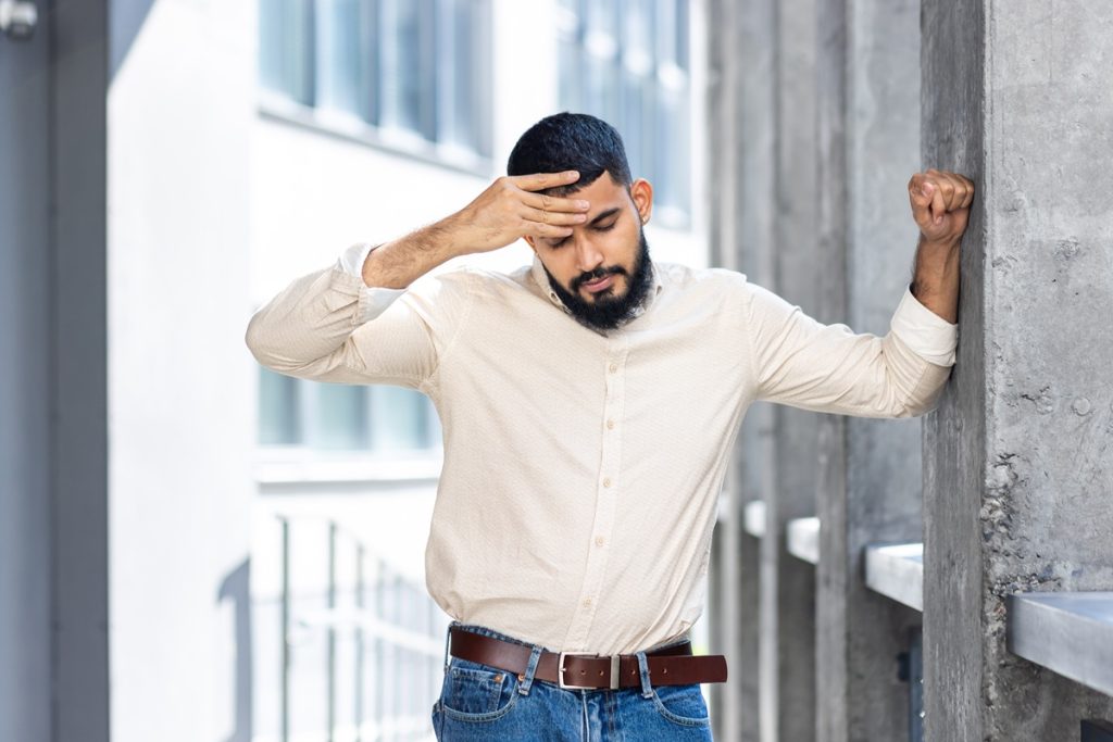 homem com com tontura sintomas da anemia