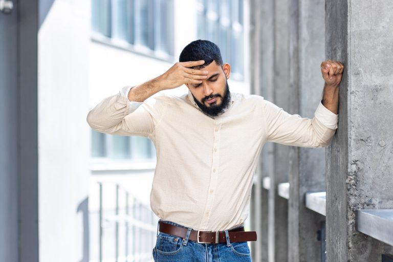 homem com com tontura sintomas da anemia