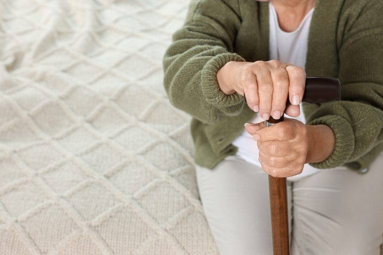 Prevencao-de-quedas-em-idosos-10-cuidados-simples-para-deixar-a-rotina-mais-segura-